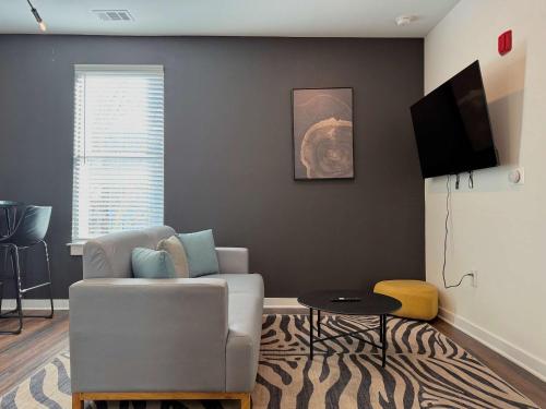 ein Wohnzimmer mit Sofa und Fernseher in der Unterkunft Luxury 4Beds 3Baths 2Balcony Penthouse 542Blvd in Atlanta