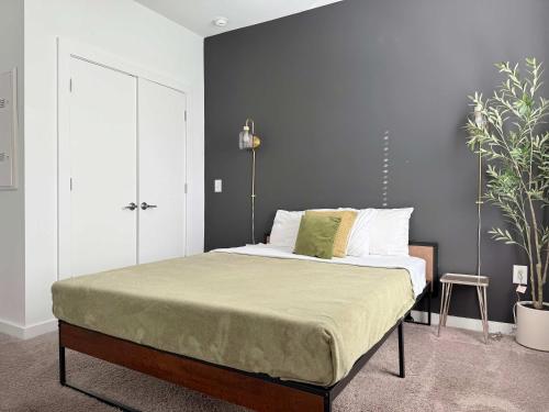 a bedroom with a bed with a gray wall at Luxury 4Beds 3Baths 2Balcony Penthouse 542Blvd in Atlanta