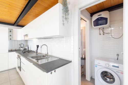 een keuken met een spoelbak en een wasmachine bij Casa Rifa in Serramanna