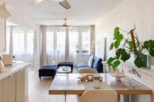 eine Küche und ein Wohnzimmer mit Tisch und Stühlen in der Unterkunft Suite 2 à 4 personnes lit rond Bergson Stade Zénith in Saint-Étienne