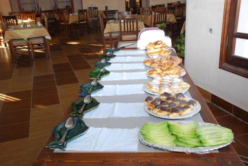 un lungo tavolo con piatti di cibo sopra di Dyarna Dahab Hotel a Dahab