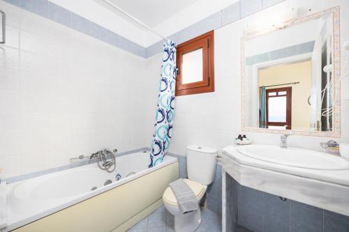 une salle de bain avec une baignoire, un lavabo et des toilettes dans l'établissement Odysseus Villa, à Pláka