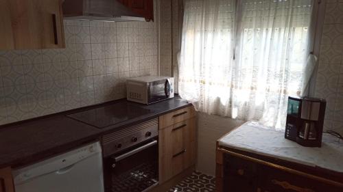 eine Küche mit einer Mikrowelle auf einer Theke in der Unterkunft Casa América in Labra