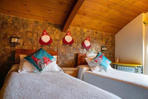 a bedroom with two beds and red lights on the wall at Mi Tesoro in Viveiro