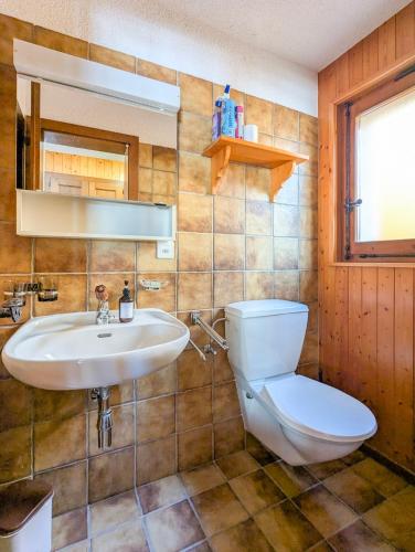 a bathroom with a toilet and a sink at Appartement-chalet à Verbier près des pistes in Verbier