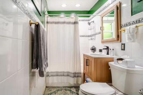 Et badeværelse på Comfortable Cabin on Lake and 20 min from Ski Hill and Alpine Valley