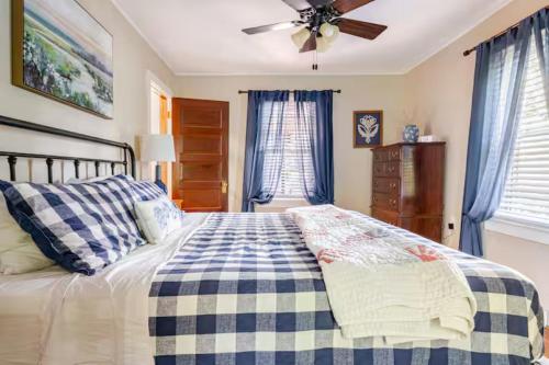 En eller flere senge i et værelse på Comfortable Cabin on Lake and 20 min from Ski Hill and Alpine Valley