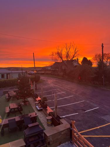 Bình minh/hoàng hôn nhìn từ nhà khách  hoặc gần đó