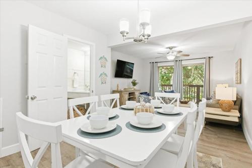 Cozy Coastal Retreat - Walk to Beach & Pool photo 11