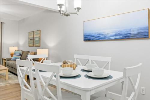 Cozy Coastal Retreat - Walk to Beach & Pool photo 17