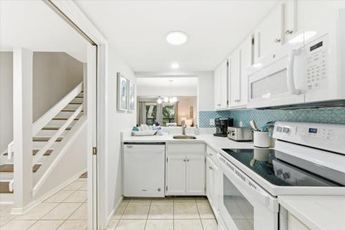 Cozy Coastal Retreat - Walk to Beach & Pool photo 18