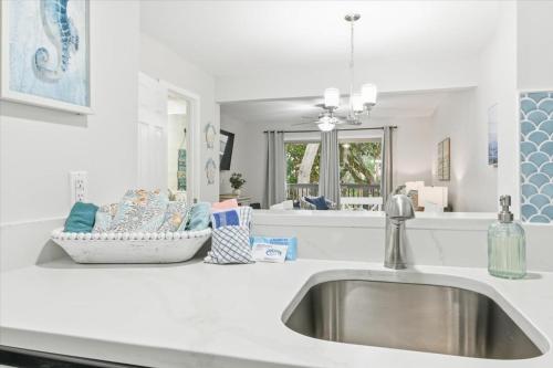Cozy Coastal Retreat - Walk to Beach & Pool photo 19