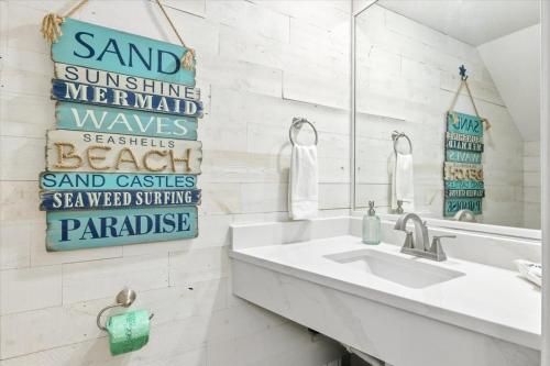 Cozy Coastal Retreat - Walk to Beach & Pool photo 22