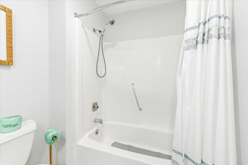 Cozy Coastal Retreat - Walk to Beach & Pool photo 23
