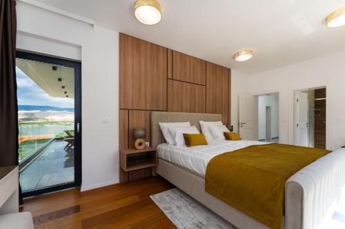 una camera da letto con un letto grande e un balcone di Villa Prestige a Pag