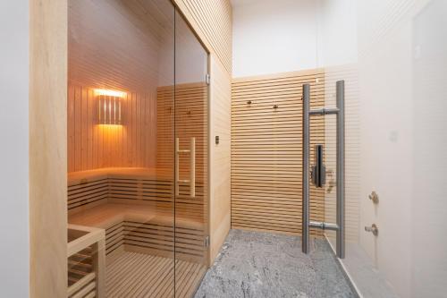 una cabina doccia con porta in vetro di Villa Prestige a Pag