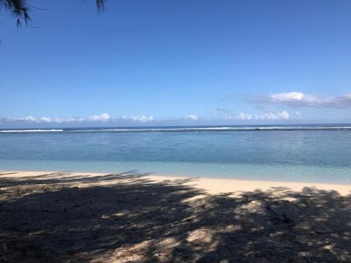 a view of the ocean from the beach at lagon studio ermitage in Saint-Paul