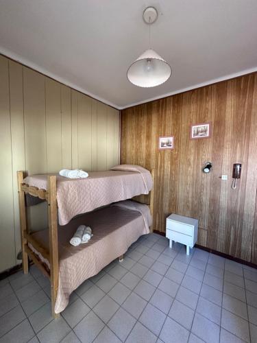 een kamer met 2 stapelbedden en een lamp bij Hotel Saona in Mar del Plata