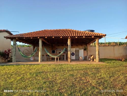 un gazebo con un'amaca all'esterno di una casa di Pousada do macuco a São João Batista do Glória