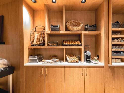 Kuchyň nebo kuchyňský kout v ubytování Mercure Compiègne Sud