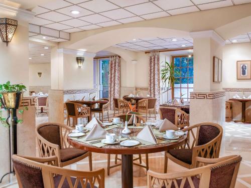 Un comedor con mesa y sillas en Pavillon Winter Luxor, en Luxor