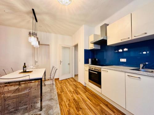 eine Küche mit weißen Schränken und blauen Wänden in der Unterkunft Red Room in Schottwien