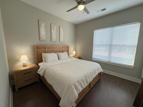 una camera da letto con un letto e un ventilatore a soffitto di -NEW-The Nash Luxe, Pool, Gym, Nightlife! a Nashville