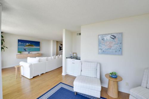 een woonkamer met witte meubels en een blauw tapijt bij The Electric Blue Abode, Oceanside in Los Angeles