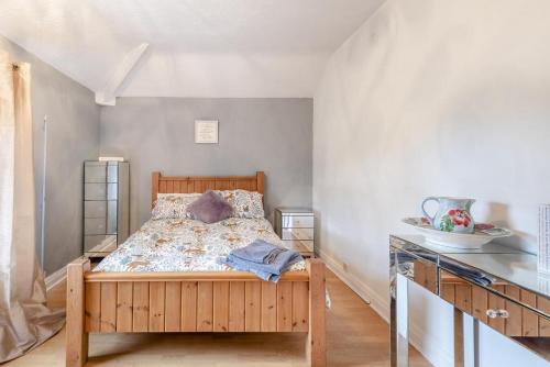 een slaapkamer met een houten bed in een kamer bij 5 Bed in Utterby oc-t34067 in Fotherby