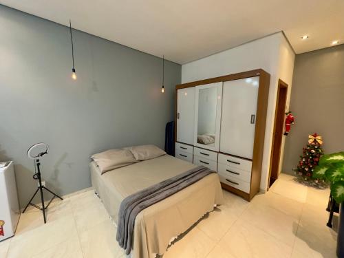 En eller flere senge i et værelse på Stúdio Prox Centro Garagem Privado