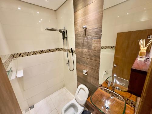 Et badeværelse på Stúdio Prox Centro Garagem Privado