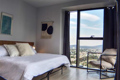 Postel nebo postele na pokoji v ubytování Country Club 1BR KingSize Bed with Air Conditioner & Amazing Views