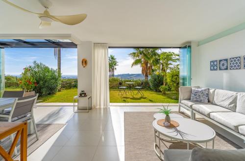 Luxury 3 bed ground floor apt with sea view