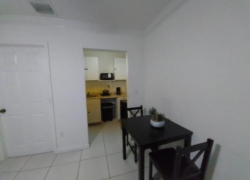 Кухня или мини-кухня в Apartment 5 minutes from PBI Airport!

