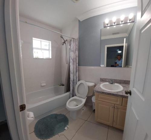 Ванная комната в Apartment 5 minutes from PBI Airport!