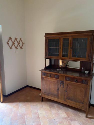 een houten kast in een hoek van een kamer bij Casa Rasiglia 2 in Casenove