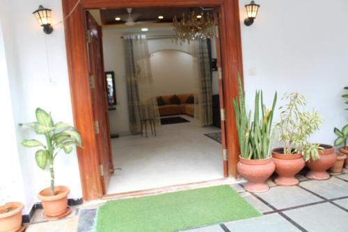 Rahath Home في حيدر أباد: مدخل مع نباتات الفخار أمام الباب