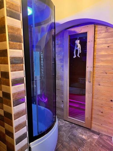 een jacuzzi in een kamer met een paars plafond bij TopHill Villa in Kratovo