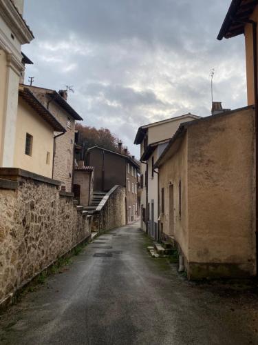 een lege straat in een oude stad met gebouwen bij Casa Rasiglia 2 in Casenove