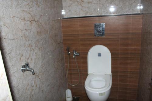Rahath Home في حيدر أباد: حمام به مرحاض وحنفيتين