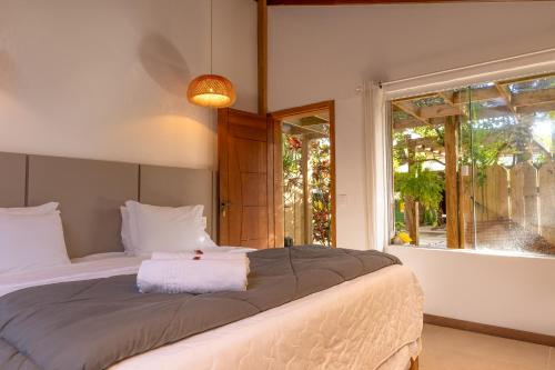 una camera da letto con un letto grande e una finestra di Pousada Marimar a Ilha do Mel