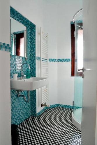 a bathroom with a sink and a shower and a toilet at Altstadt Apartment Deluxe 2 in Haltern