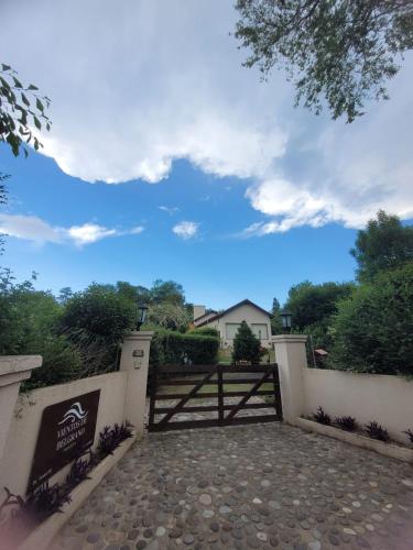 ein Tor zu einem Haus mit einem Zaun in der Unterkunft Posada Vientos de Belgrano in Villa General Belgrano