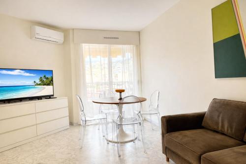 TV a/nebo společenská místnost v ubytování 1 min to sea, Parking, AC, Terrace, 15 min Monaco