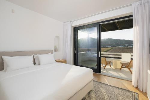 Postel nebo postele na pokoji v ubytování Santorini Vinery Mansion