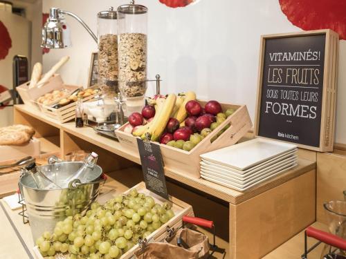 una muestra de frutas y hortalizas en un mostrador en ibis Saint Brieuc Yffiniac, en Yffiniac