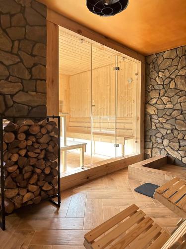 una camera con una grande finestra e un muro in pietra di Międzyleś 68 