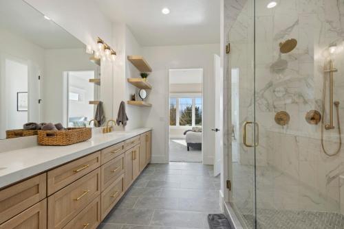 Et badeværelse på Ultimate Multi-Family Reunion Retreat