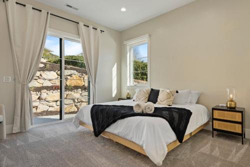 En eller flere senge i et værelse på Ultimate Multi-Family Reunion Retreat