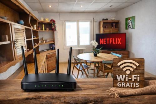 Una cocina y un comedor con un cartel de "Whit Gratis" en una mesa. en Casa Rural "AMARA" Bardenas, en Valtierra